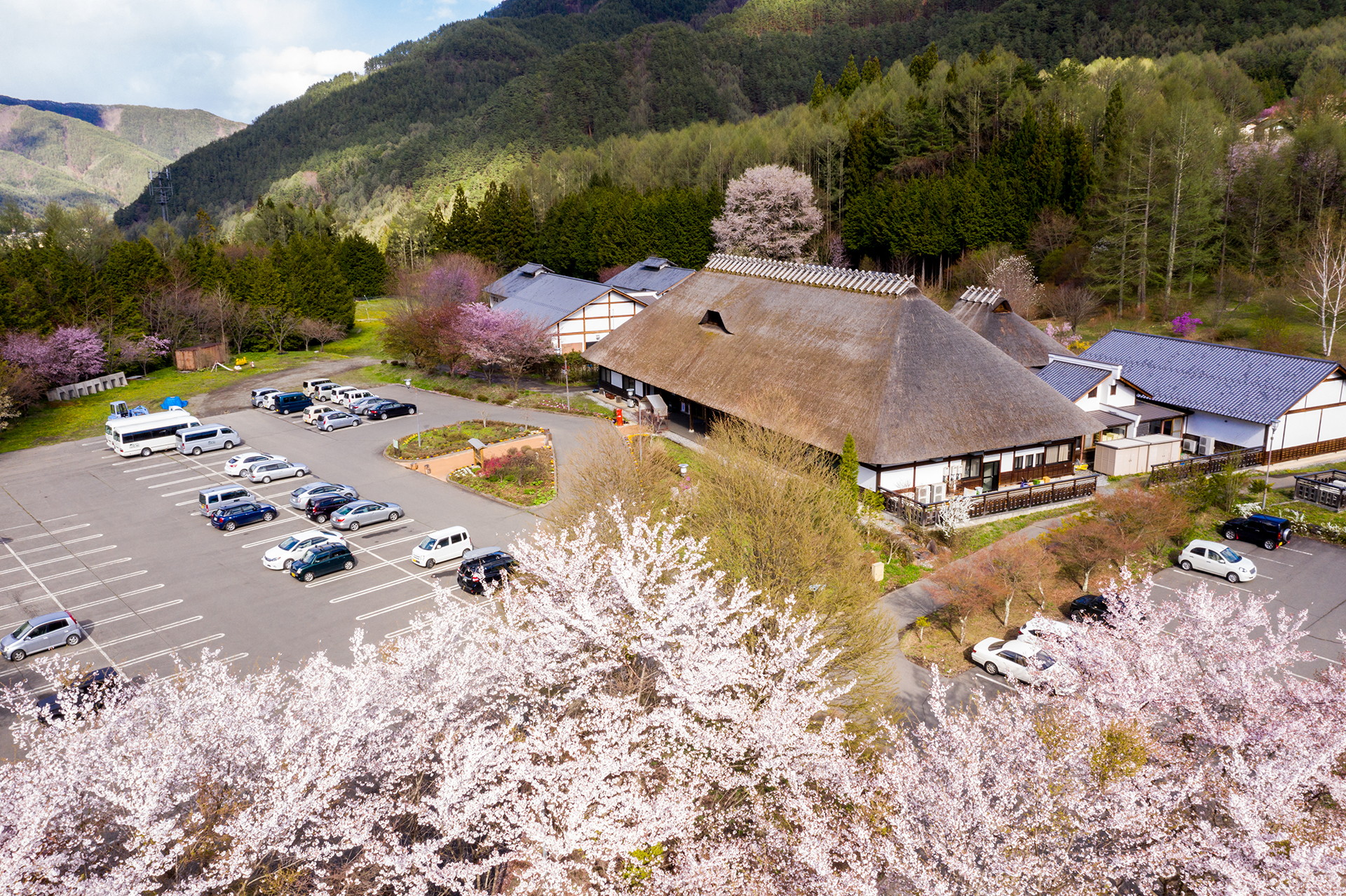 かやぶきの館